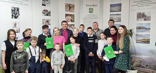 Еще 7 молодых семей Усть-Кута смогут улучшить жилищные условия. Глава города Евгений Кокшаров вручил свидетельства на получение денежной выплаты